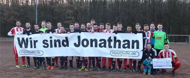 Fußball als Randgeschehen: Bei den Pokalspielen der SG Niedererbach waren die sportlichen Belange Nebensache. Der Verein sammelte für den kleinen Jonathan, der an einer seltenen Generkrankung leidet. Auch die SG Puderbach übergab vor der Partie einen Scheck für die gute Sache.Foto: TH