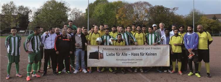 Fußball hat eine gemeinsame Sprache; die Sportler leisten etwas für sich und für die Gemeinschaft.privat