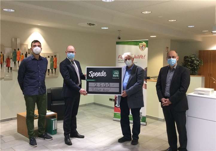 Fußball hilft: Walter Desch (r. M.), Präsident im Fußballverband Rheinland und Vorsitzender der Stiftung „Fußball hilft!“, und Stiftungsgeschäftsführer Lars Maylandt (l.) freuen sich über die 2.500-Euro-Spende, die Bernd Schittler (l. M.), Vorstandsvorsitzender der PSD Bank Koblenz, und Peter Greiner, Mitglied des Vorstands der PSD Bank Koblenz, übergaben.Foto: Stephanie Steinbach