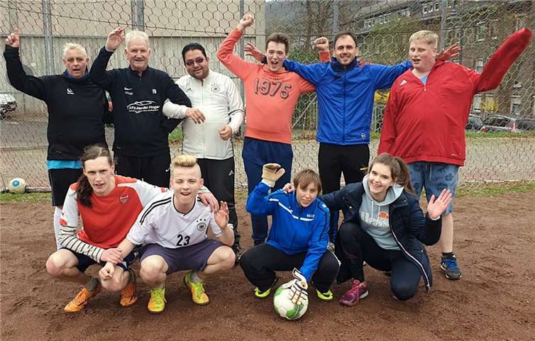 Fußball macht Spaß – das Kührer Team mit Betreuer Frank Dirschus (steh. 2. v.l.), daneben Organisator Ibi Ghazi sowie Anel Džaka (steh. mit blauer Jacke) und dessen Tochter (unten rechts).Foto: privat