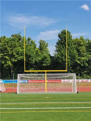 Fußball und American Football vereint auf einem Platz. Der moderne, mit umweltfr...