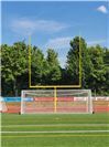 Fußball und American Football vereint auf einem Platz. Der moderne, mit umweltfr...