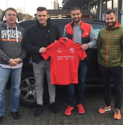 Fußballabteilungsleiter Achim Wunsch ganz links, Trainer Kay Ludwig 3. v.L. und Co Trainer Etienne Kecskemeti 4 v.l. begrüßen den Neuen Jan Zimmermann 2 v.l. Privat