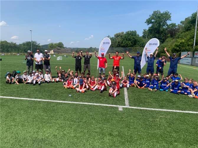 Fußballbegeisterung vereint: Teilnehmer des erfolgreichen Bambini-Treffs in Erpel posieren stolz nach einem ereignisreichen Tag. Foto: FV Rot Weiss Erpel 1919 e.V.