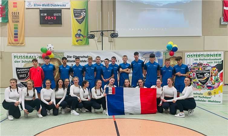 Fußballer und Tanzgruppe bei der Eröffnungsfeier der Fußball WM der Schulen in Dahlewitz. Quellen: Realschule plus Cochem