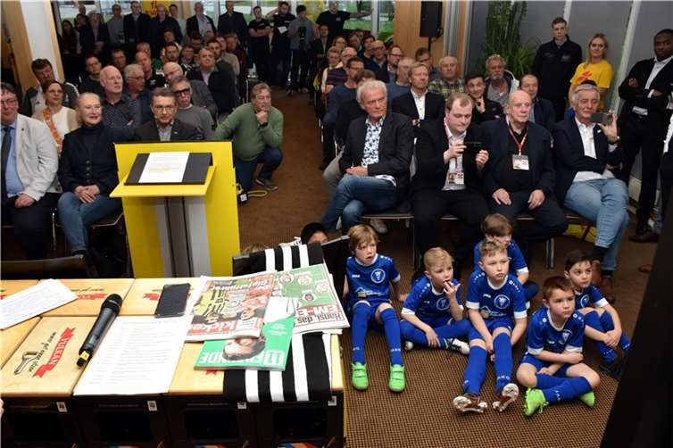 Fußballlegenden Kommunalpolitiker sowie Vertreter von Vereinen Verbänden und Institutionen kamen zum Saisonauftakt der Lotto Elf.