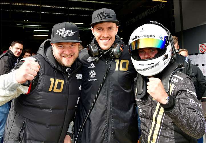 Fußballprofi Max Kruse mit seinen beiden Fahrern Andy Gülden (links) und Benjamin Leuchter (rechts).