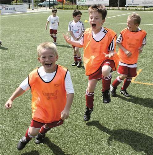 Fußballstars von morgen beim enthusiastischen Torjubel.privat