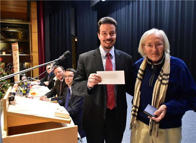 Fußballtrainer Ikone Rudi Gutendorf von rechts wurde für 70-jährige CDU- Mitgliedschaft vom Kreisvorsitzenden Andreas Biebricher geehrt