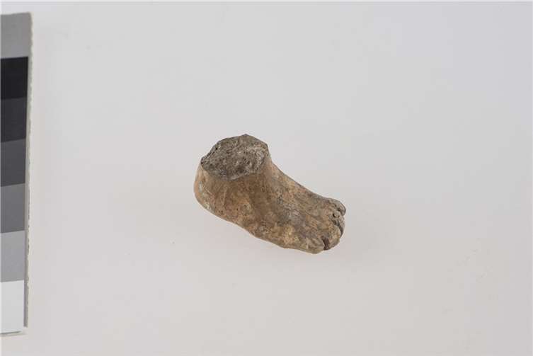 Fußbruchstück einer Kleinplastik aus Ton (sog. Idol) mit durch Ritzlinien angedeuteten Zehen. Länge 5 cm. Foto: GDKE, Direktion Landesarchäologie, Außenstelle Koblenz / M. Neumann