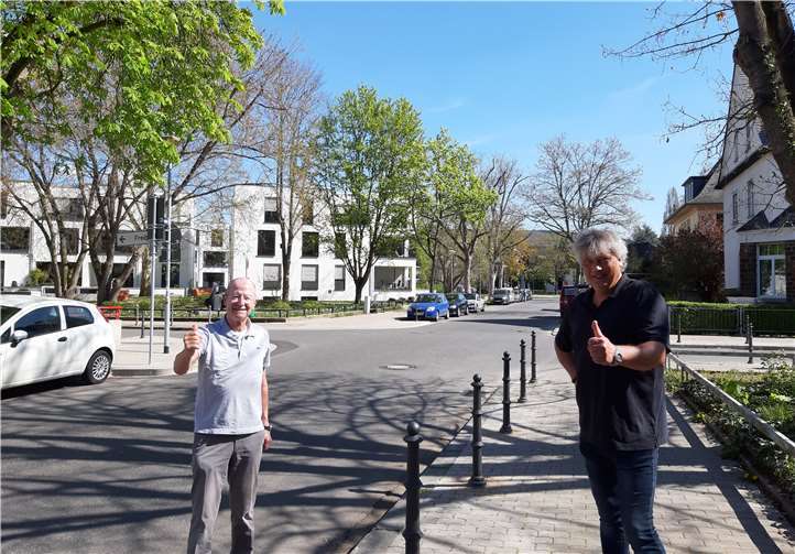„Fußgänger von jung bis alt, Verkehrsteilnehmer und viele betroffene Oberwerther Bürgerinnen und Bürger freuen sich über die Verbesserung zur Verkehrssicherheit am viel befahrenen Knotenpunkt Mozartstraße/Simrockstraße/Eichendorffstraße und danken der Stadtverwaltung“, so Edgar Kühlenthal, Stadtrat der Freien Wähler und der Oberwerther Bürger Kristan Scheid bei Besichtigung der durchgeführten Baumaßnahmen an der Kreuzung in der Mozartstraße.Quelle: Freie Wähler Koblenz
