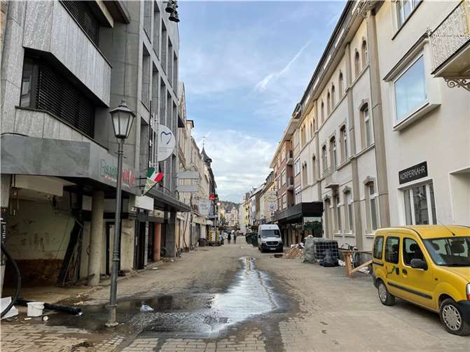 Bad Neuenahr: „Bitte nicht auf den Gehwegen parken!“ Fußgängerzone in Bad Neuenahr. Foto: ROB