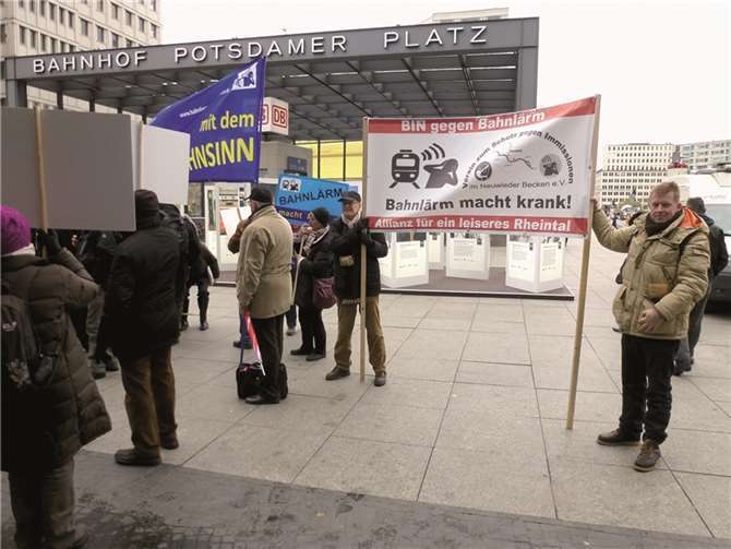 G. Fröhlich und Christoph Menzenbach (r.) bei der Anti-Bahnlärmdemo .  Privat