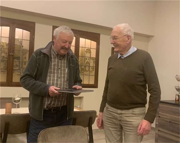 G. Schwarz (links) dankt G. Keiser für seine jahrzehntelange Treue zum Verband. Fotos: J. Schick