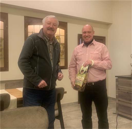 G. Schwarz (links) dankt J. Schumacher für einen tollen Vortrag.