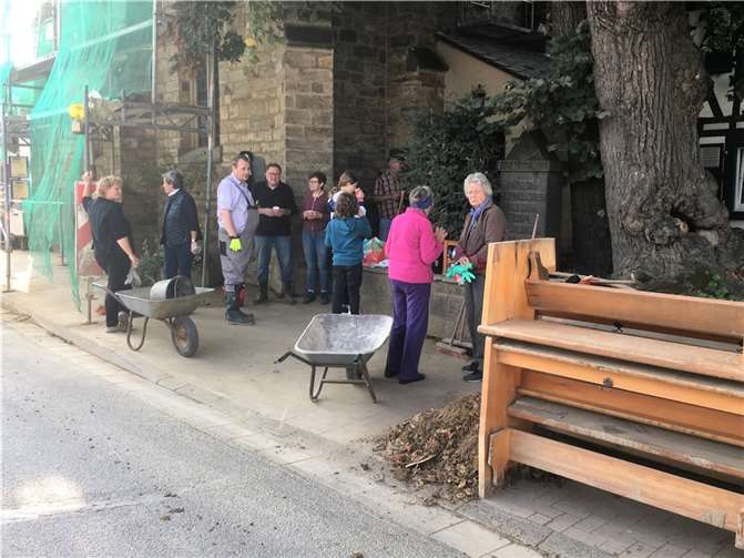 „G“ steht in Hemmessen in diesen Tagen weniger für „geimpft“, denn für Gemeinschaft. Das stellte einmal mehr der vergangene Samstag unter Beweis, an dem zur Putzaktion rund um den Dom gerufen wurde.Foto: privat