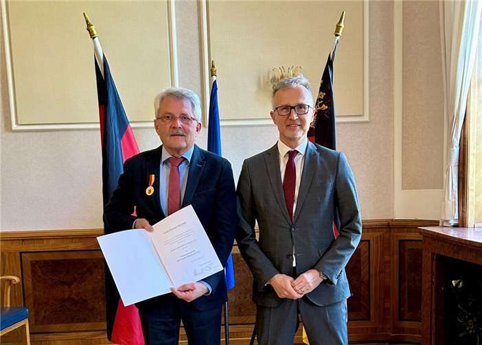 GD-Nord-Vizepräsident Prof. Dr. Martin Kaschny (re.) überreichte die Landesverdienstmedaille an Hans-Peter Knossalla aus Neuwied.Foto: SGD Nord/Christiane Gandner