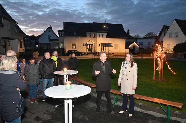 GEWI-Geschäftsführerin Sofia Lunnebach und Bürgermeister Andreas Geron (v.l.) begrüßten die Anwohnerinnen und Anwohner.  Foto: