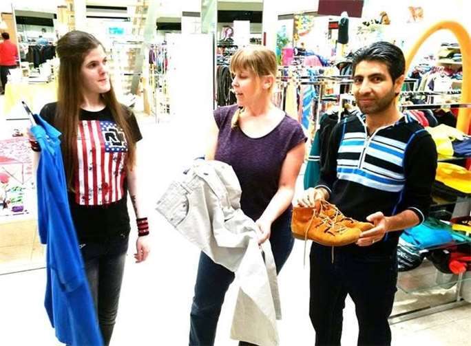 GFBI-Mitarbeiterin Elke Busch (Mitte) und die Mitarbeiter des Sozialkaufhauses Anja Reuter und Ahmad Alkhala erinnern sich noch gut, wie schnell alles gehen musste, als die Flüchtlinge aus dem ausgebrannten Haus in Horressen mit Kleidung versorgt werden mussten. privat