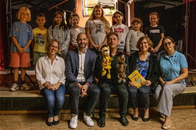 GGS-Schulleiterin Ute Jansen als Hausherrin, KSK-Filialdirektor Sebastian Greven für die Stiftung „Für uns Pänz“, Figurenspieler Stephan Wunsch sowie Bernadette Spreer und Monika Flieger von Rheinbach liest e.V. freuen sich über die gelungene Premiere von „Ich mach dich gesund, sagte der Bär“ in Rheinbach
