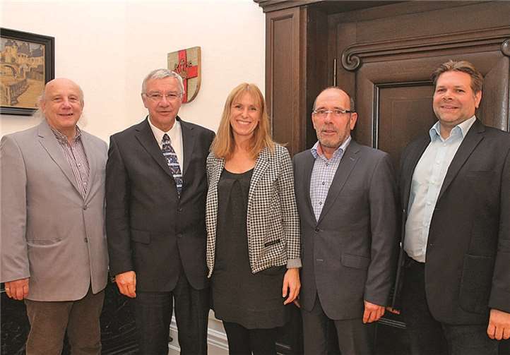 GKKG-Geschäftsführer Dirk Crecelius, Oberbürgermeister Prof. Dr. Joachim Hofmann-Göttig, die erste Vorsitzende der GKKG, Claudia Probst, Baudezernent Martin Prümm und der stellvertretende Werkleiter Andreas Drechsler.privat