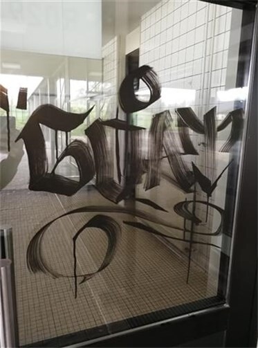 „GOAT“ ist auch an der Nelson Mandela Realschule zu lesen.