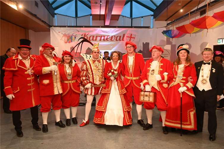 Karneval wird zur Familienangelegenheit GOK-Präsident Marcus Bolzhauser (rechts) stellte das Prinzenpaar und den dazugehörigen Hofstaat vor.