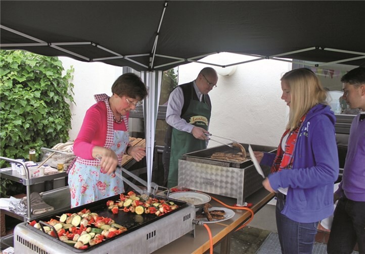 GR Claudia Schütz-Großmann u. Pfarrer Hermann Josef Zeyen.