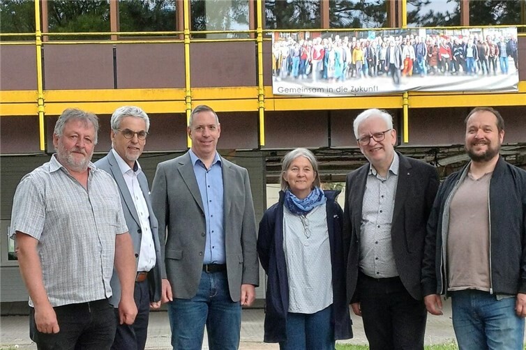 GRÜNE Kreistagsfraktion (li,mi,re) mit Schulleiter Dr. Klaus Müller (2.v.r.), Erich Seul und Jörg Hamacher (Kreisverwaltung)