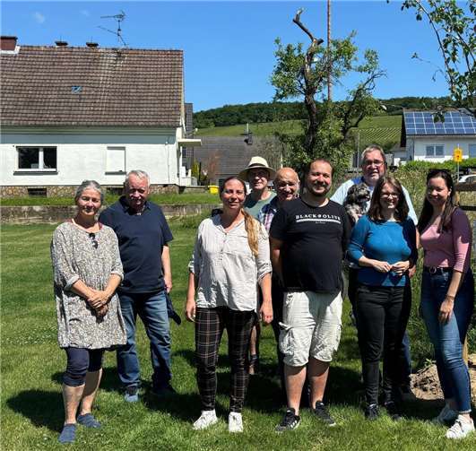 Grüne begutachten Pflaumenbäume  GRÜNE am Bolzplatz Ehlingen mit MdL Dr. Lea Heidbreder (2.v.r.)  Foto:BÜNDNIS 90/DIE GRÜNEN