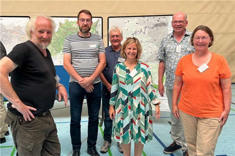 GRÜNE aus dem Kreis Ahrweiler nutzen die Gelegenheit zum Gespräch mit Katrin Eder, rheinland-pfälzische Ministerin für Klimaschutz, Umwelt, Energie und Mobilität: Wolfgang Schlagwein (Bad Neuenahr-Ahrweiler), Markus Noack (Altenahr), Johannes Fuhrmann (Altenahr), Ministerin Katrin Eder, Hardy Rehmann (Sinzig), Jutta Dietz (Brohltal). Foto: