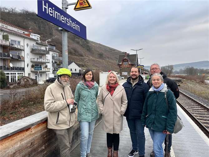 GRÜNE der Kreisstadt mit Bundestagswahl-Direktkandidatin Verena Örenbas am Bahnhaltepunkt Heimersheim alt.  Foto: