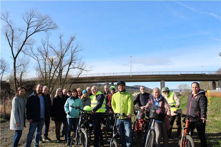 GRÜNE und Hochwasser-AG am geplanten Fuß- und Radweg Höhe Lohrsdorf.  Foto: Sarah Rößel