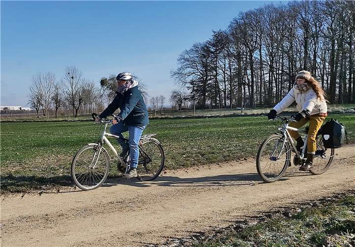 GRÜNEN-Direktkandidatin Birgit Stupp (links) zeigt Lücken im Radwegenetz auf: Um zwischen Ringen und Lantershofen einen offiziellen Radweg zu errichten, braucht es nicht viel. Der Wirtschaftsweg ist zwar als wassergebundene Wegedecke befestigt, aber es fehlen die Beschilderung und die Verknüpfung mit anderen Radwegen.