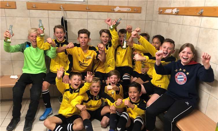 GSG D1: ausgelassene Stimmung nach dem Einzug in die nächste Pokalrunde.Foto: Grafschafter SG