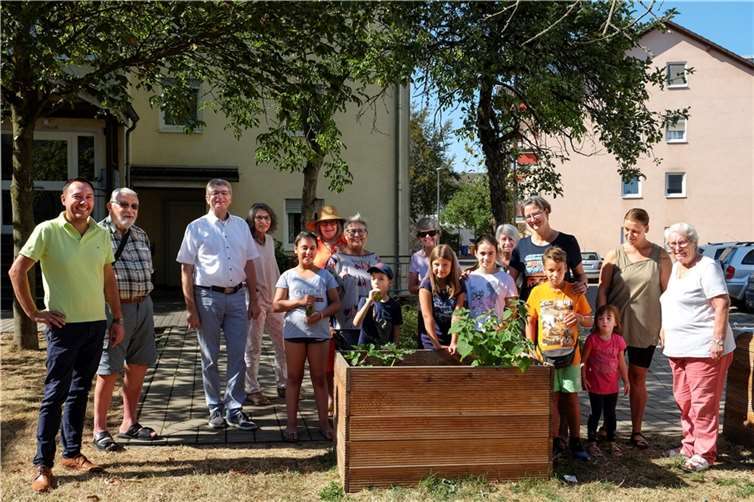 GSG-Geschäftsführer David Meurer (1.v.li.) und Beigeordneter Ralf Seemann (3.v.li.) als Aufsichtsratsvorsitzender lobten bei ihrem Besuch im Zeppelinhof das Hochbeet-Projekt, das Nachbarn generationenübergreifend zusammenbringt. Initiatorin Maria Wagner (7.v.li.) nutzte die Gelegenheit, um weitere Maßnahmen für das Quartier anzuregen. Quelle: GSG Neuwied