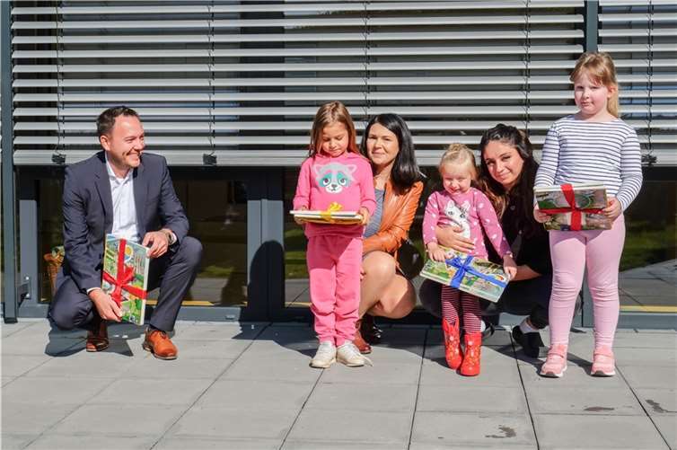 GSG-Geschäftsführer David Meurer brachte den Kindern und dem Kita-Team um Einrichtungsleiterin Marjana Gerin (3. von links) zur Einweihung der Kita Niederbieber einen Stapel Neuwied-Wimmelbücher mit.