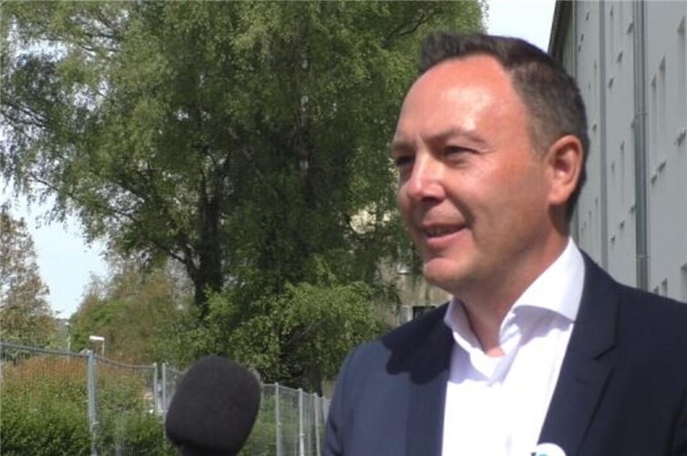 GSG-Geschäftsführer David Meurer erklärt beim Pressetermin: „Gerade zum 100-jährigen Bestehen der GSG freuen wir uns, dass wir hier hervorragend sanierten Wohnraum für kleine und mittlere Einkommen anbieten können.“ Foto: OK