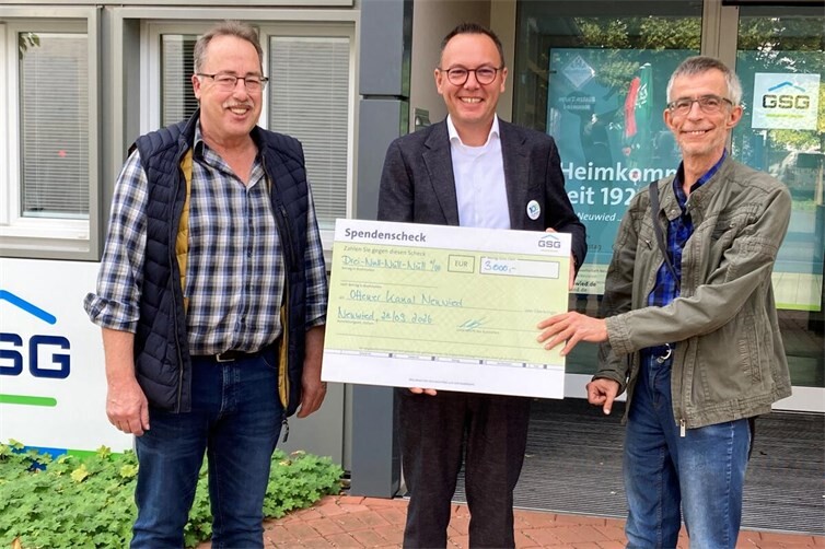 GSG-Geschäftsführer David Meurer überreicht an Vertreter des Offenen Kanals Neuwied einen symbolischen Scheck über 3000 Euro.