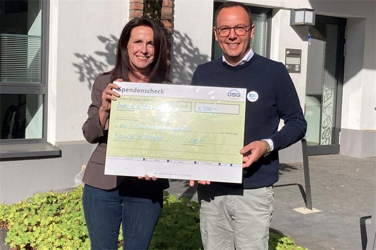 GSG-Geschäftsführer David Meurer überreichte einen symbolischen Scheck über 2000 Euro an die Leiterin der Katholischen Familienbildungsstätte in Neuwied.