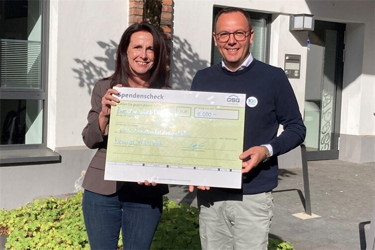 GSG-Geschäftsführer David Meurer überreichte einen symbolischen Scheck über 2000 Euro an die Leiterin der Katholischen Familienbildungsstätte in Neuwied.