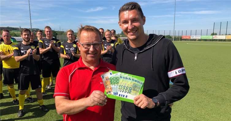 GSG-Jugendleiter Arno Fuchs (links) übergibt die Spende an Markus Pazurek. Foto: privat