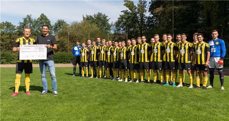 GSG-Kapitän Daniel Schäfer (li.) übergibt die Spende an Markus Pazurek (2. v.l.).Foto: Andreas Thun