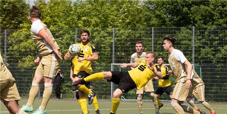 GSG-Spieler Max Eisenhut beim Abschluss nach einer Ecke. Foto: Andreas Thun/GSG