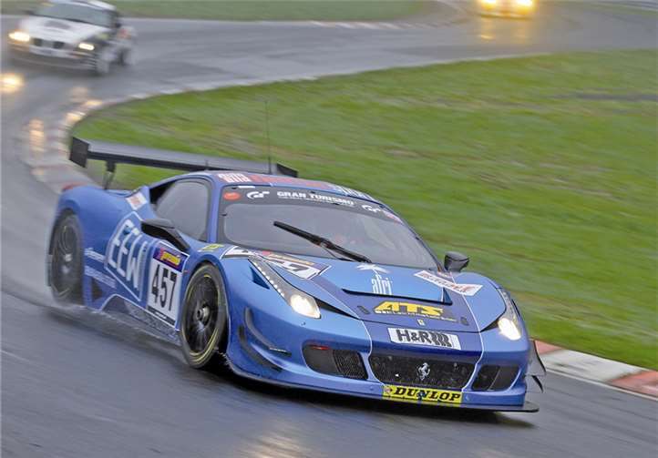 GT Corse mit seinen blauen Ferraris 458.Privat