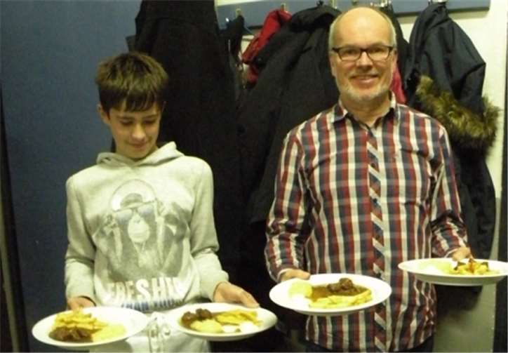 GTRVN-Koch Martin Rummel (re.) mit Nachwuchsruderer Luka Hein beim Servieren des Hauptgangs. privat