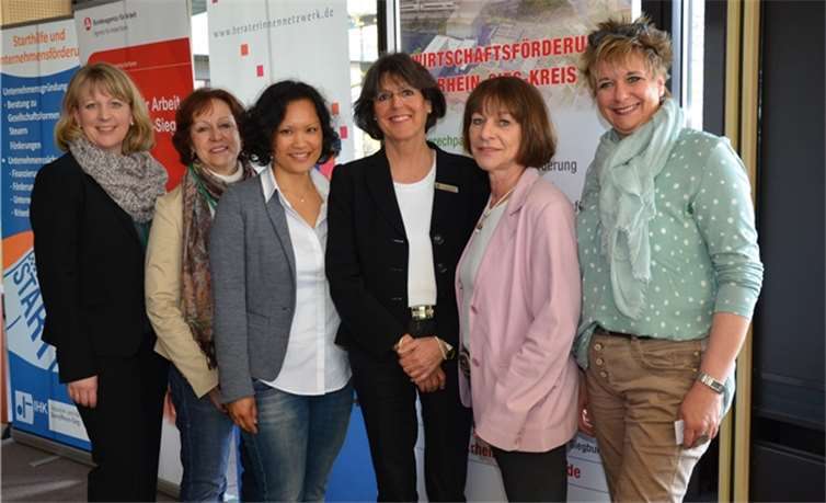 Gaben Unterstützung beim Sprung in die Selbstständigkeit: v.li. Regina Rosenstock, IHK Bonn/Rhein-Sieg, Anita Halft, Wirtschaftsförderung des Rhein-Sieg-Kreises, Ellaine Grotjohann, Projektmanagerin & Coach, Kreisdirektorin Annerose Heinze, Heike Wolter, Besitzerin eines Hundesalons, sowie Simone Baum, DATAC Buchführungsbüro.privat