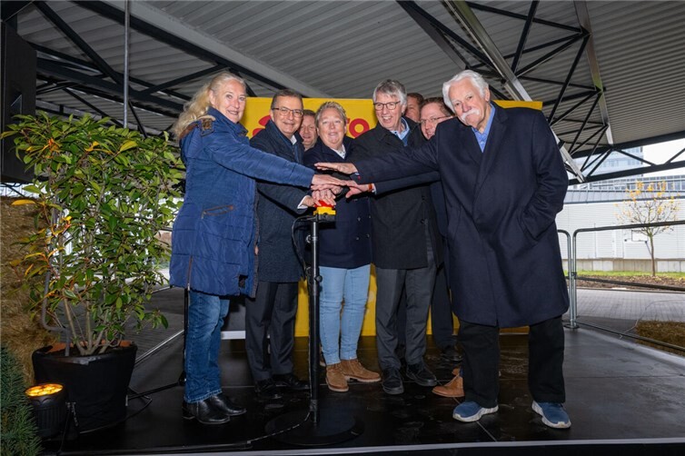 Gaben den Startschuss für die neue Photovoltaik-Anlage auf dem LottoParkplatz: (von links) Monika Sauer (Gesellschafterversammlung), Jürgen Häfner (Lotto-Geschäftsführer), Ulrike Mohrs (Bürgermeisterin der Stadt Koblenz), Dr. Erwin Manz (Staatssekretär im Klimaschutzministerium), Lars Hörnig (Leiter der Stadtwerke Koblenz), Walter Desch (Lotto-Aufsichtsrat). Foto: Lotto Rheinland-Pfalz / Peter Seydel