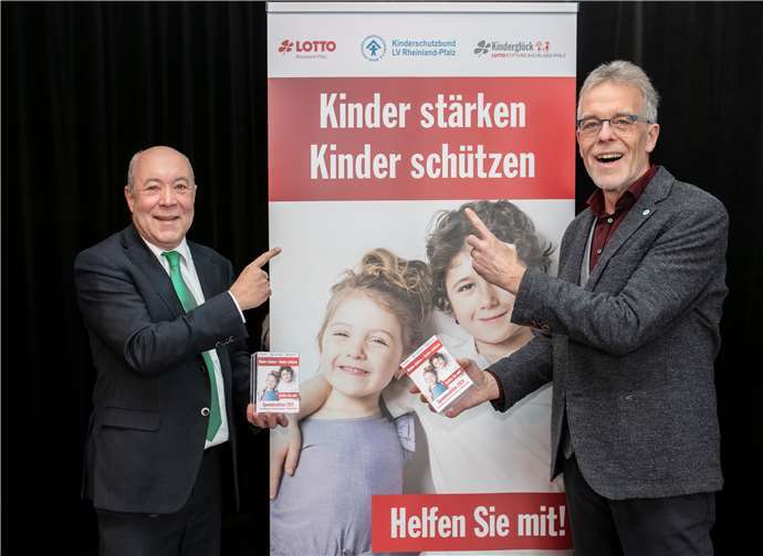 Gaben den Startschuss für die neue Spendenaktion: Magnus Schneider, Vorsitzender der LOTTO-Stiftung (links), und Joachim Türk, stellvertretender Vorsitzender des Deutschen Kinderschutzbundes, Landesverband Rheinland-Pfalz.Foto: Julia Berlin