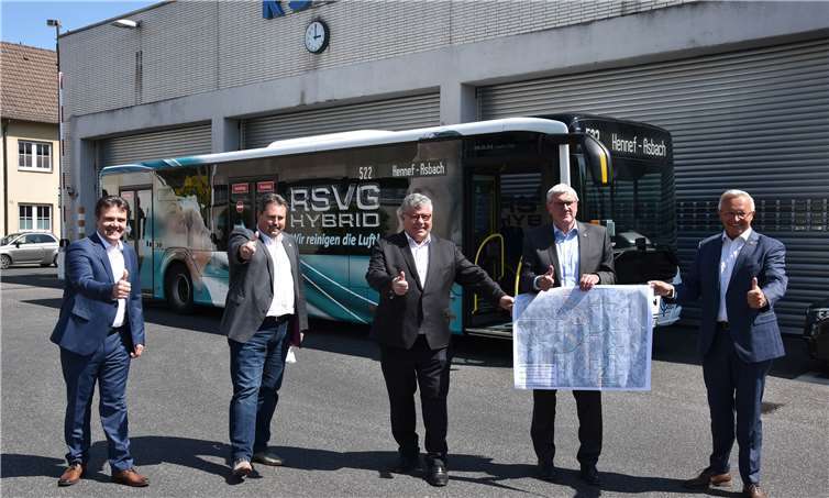 Gaben den Startschuss für eine neue interkommunale, bundeslandübergreifende Zusammenarbeit im Bereich des ÖPNV: (v.r.n.l.) Landrat Achim Hallerbach, Landrat Sebastian Schuster, 1.Kreisbeigeordneter Michael Mahlert, Bürgermeister Michael Christ und der Geschäftsführer der Rhein-Sieg-Verkehrsgesellschaft (RSVG), Volker Otto.